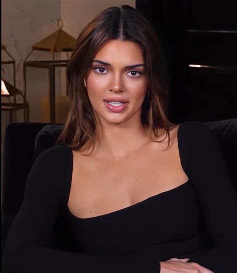 Kendall Jenner's face is something else 🔥 | Scrolller