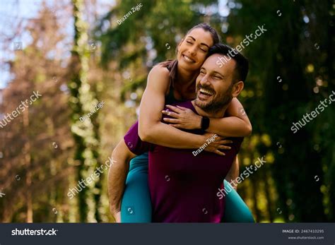 2+ Million Couples Naturiste Royalty-Free Images, Stock Photos