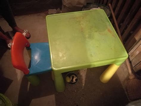 Plastični stol i stolica