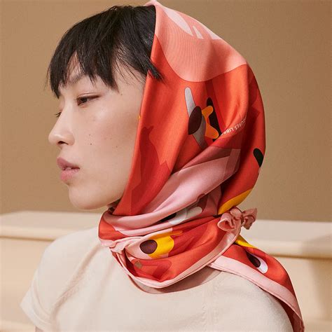 figures libres scarf  red hermes belgium