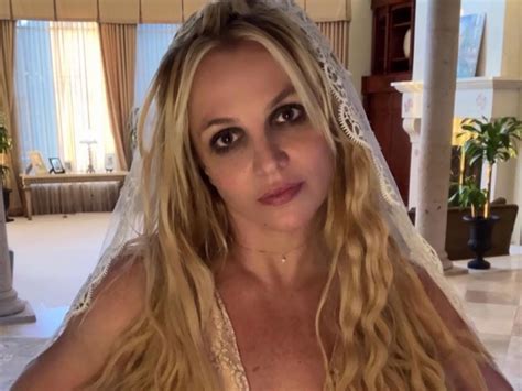 Britney posts bathroom video: "Sweater weather … I be naked in the tub