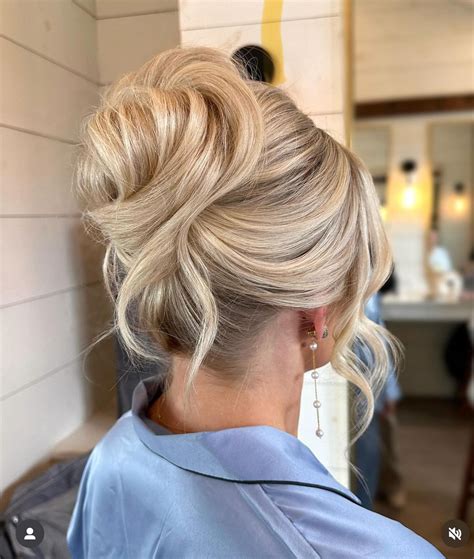 Critics claim that simple updos are ruining high-end bridal fashion 12