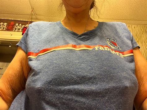 nice saggy titties : r/braless