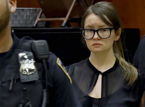 La truffatrice Anna 'Delvey' Sorokin che ha ispirato Inventing Anna è