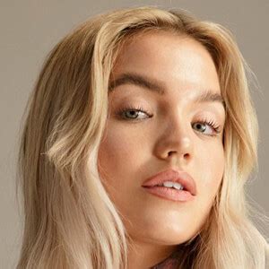 Molly Smith - Age, Family, Bio | Famous Birthdays