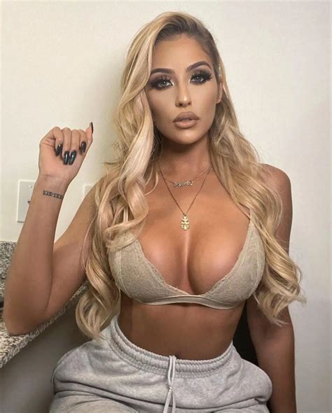 Renèe Estella (@reneeestella) | Scrolller