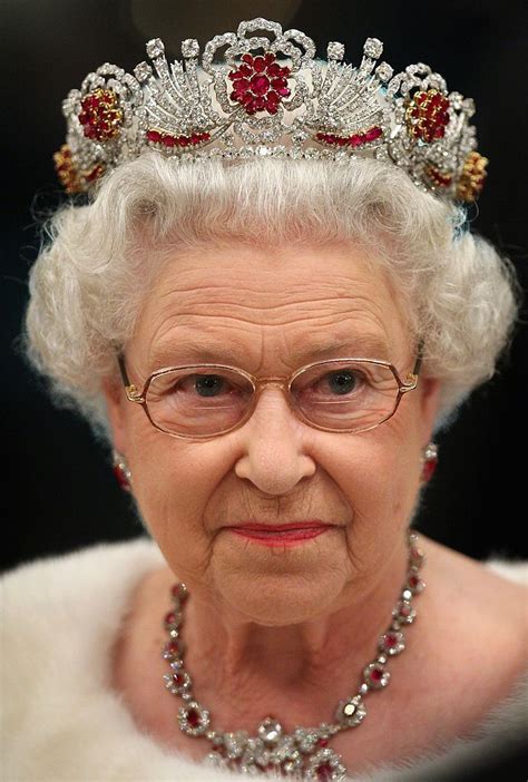 La Reine révèle la voie à suivre pour Harry et Meghan et leur "nouvelle ...