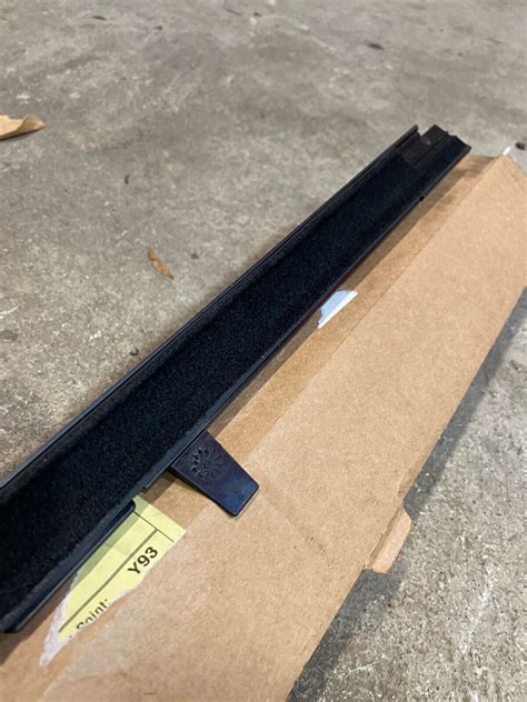 land rover discovery driver side belt moulding lr oem