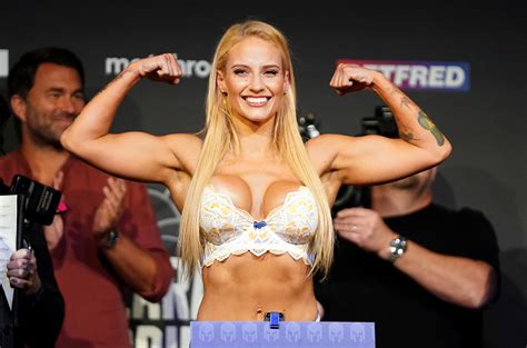 Ebanie Bridges Weigh In : Ebanie Bridges Goes Viral For Weighing In For