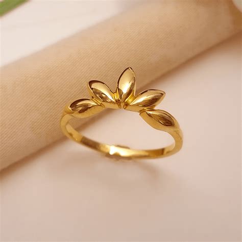 Latest Design Rings in Gold for Women - Simple and Elegant | Giriraj ...