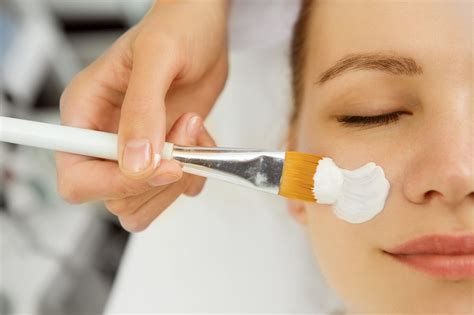Белые прыщи на лице (маленькие, мелкие, белые угри): причины, почему ...
