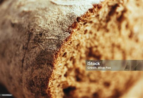sepotong roti gandum   dipanggang buatan tangan latar belakang