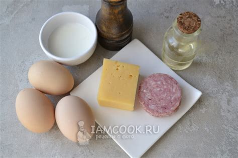 Яичный рулет с колбасой и сыром на сковороде — рецепт с фото пошагово
