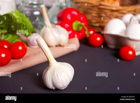 L'ail et les légumes sur le tableau noir Photo Stock - Alamy