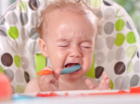 Meu Bebê Da Tapas Na Própria Cabeça Autismo - É normal a criança ficar batendo a própria cabeça? | BabyCenter