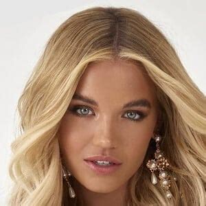 Molly Smith - Age, Family, Bio | Famous Birthdays