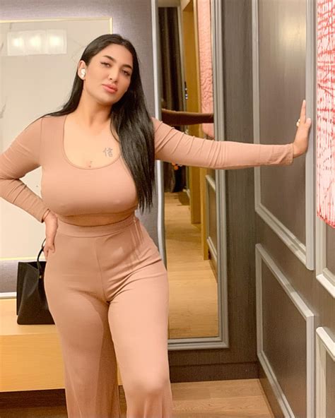 Pakistani Actress mathira bold Photos goes viral on internet beats