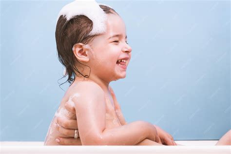 Criança No Banho - Bebê criança feliz tomando banho brincando com a mãe e espuma criança ...