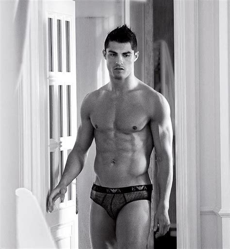 Cristiano Ronaldo strips down to heat up new Emporio Armani underwear ...