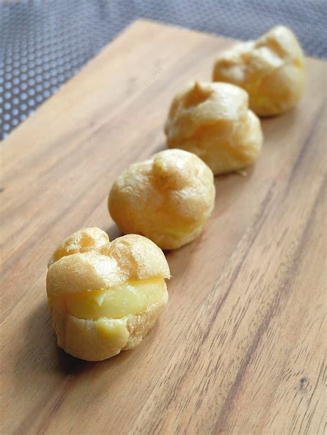 vanilla cream puff  wood tray baked cream serve photo background