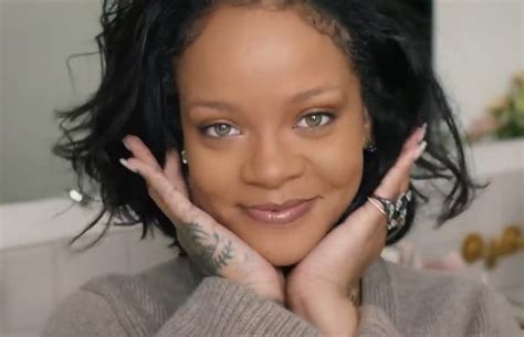 A New Rihanna Makeup Tutorial Shows How to Get the "No-Makeup" LookHelloGiggles