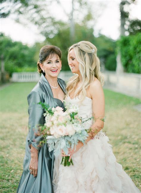 The Ultimate Wedding Photo Shot List | Mother daughter wedding photos