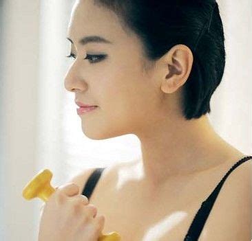《让子弹飞》大胸女走红 穿比基尼秀身材(图)_新浪女性_新浪网