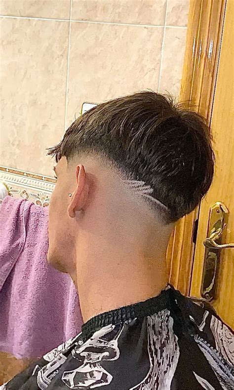 Risquinho No Low Fade - Risco de cabelo no low fade em v | Mid fade em v, Cabelo americano ...