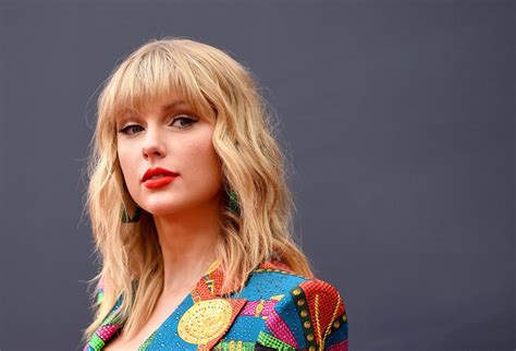 biodata taylor swift agama keluarga pacar fakta  karir lyceumid