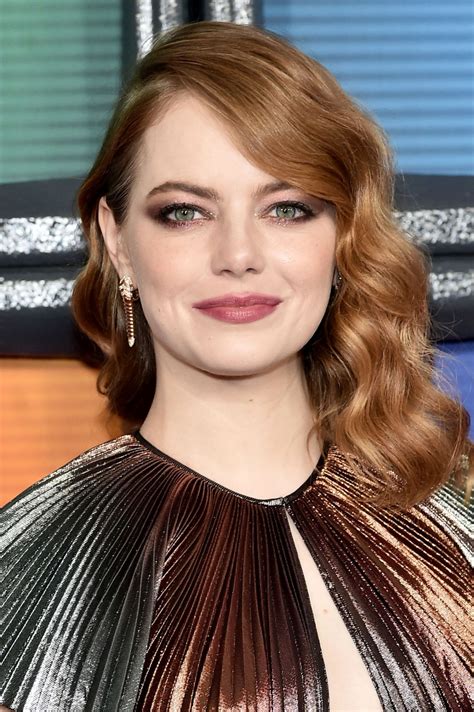 Emma Stone Cruella Premiere / Emma Stone méconnaissable en Cruella