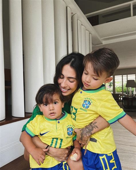 Luccas Neto mostra primeiras fotos do segundo filho e revela nome curioso