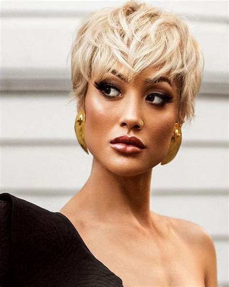 35 Beautiful Short Platinum Blonde Hairstyles to Elevate Your Style