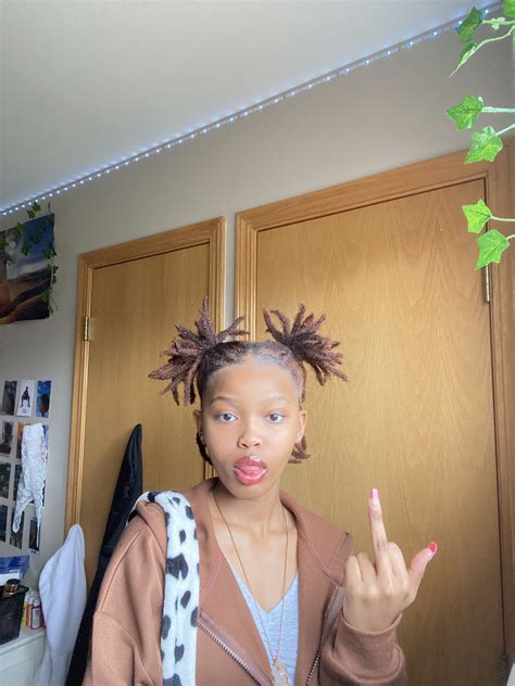 Blonde short hair with fringe is the must have look 12