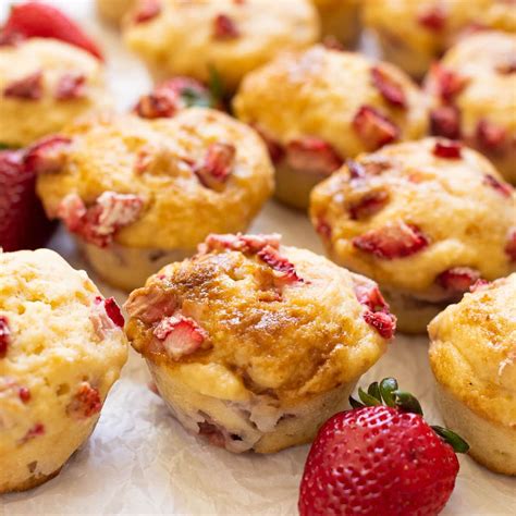 Almond Muffins with Berries - iFoodReal.com