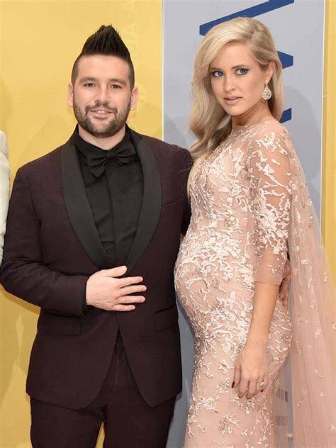 CMAs 2016: Shay Mooney's Fiancée Debuts Baby Bump