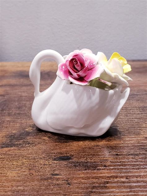 VTG Royale Stratford Fine Bone China Rose Arrangement in a Swan - Made