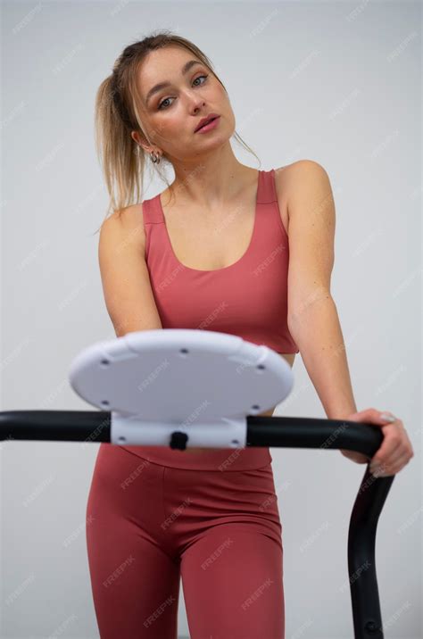 Front view fit woman on treadmill | Premium Photo