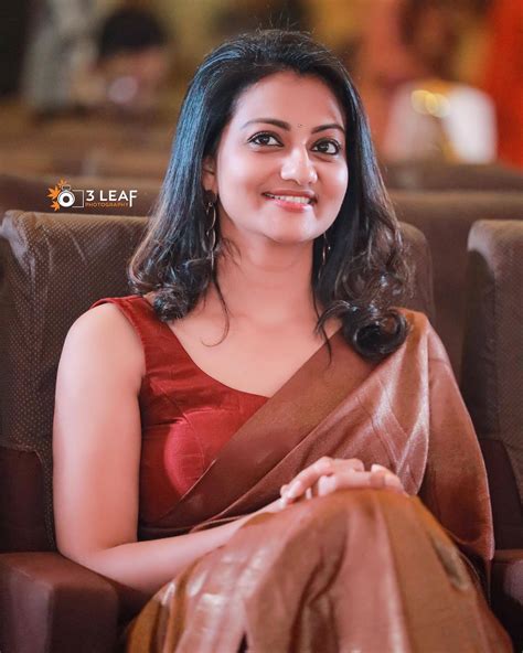 സ്ലീവ്‌ലെസ് സാരിയില്‍ പ്രിയങ്കയുടെ പോസ്.. കിടിലോല്‍ കിടിലമെന്ന് ആരാധകര്