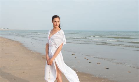 壁纸 Gal Gadot, celebrities, girls, white, dress, beach - Fonwall 上的免费图片