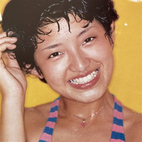 Yahoo!オークション - 額装品 山口百恵 水着グラビア A4サイズ額入り ...