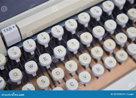 keyboard    mechanical typewriter  qwerty keyboard layout