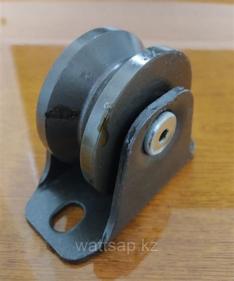 Ролик направляющий V - образный широкий, стальной на кронштейне, 58x28 ...