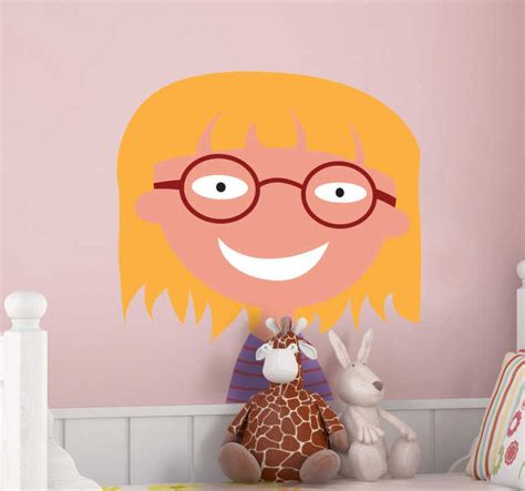 улыбающаяся девушка с наклейкой очки - TenStickers