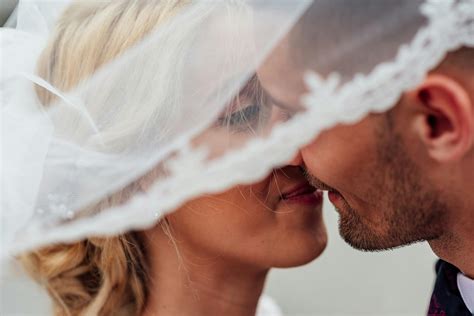 Guide to Bridal Veil | Types, Fixing Techniques, and Styling Tips