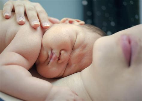 how long to keep newborn upright after feeding