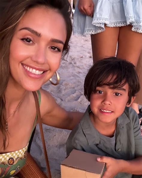 Jessica Alba | This time last week 🐢🌊🌅 Missing my babies & besties