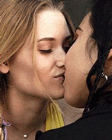 Lesbiean Kissing の GIF | Tenor
