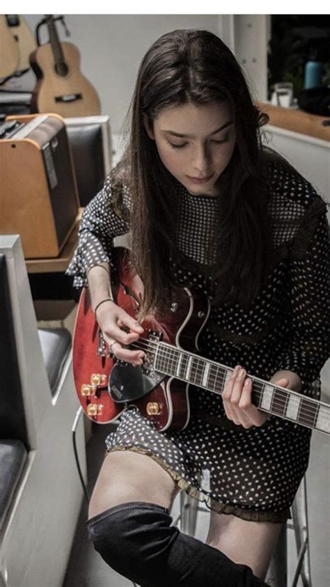 Pin de Peter Jefferys en Tash Wolf | Chicas tocando guitarra, Chicas ...