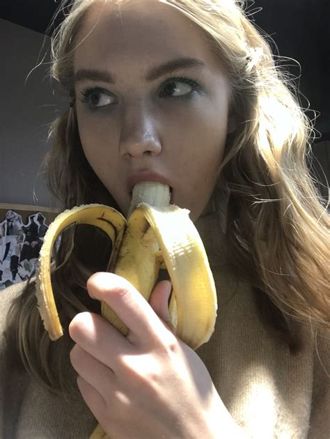 Pinterest в 2024 г | Банан, Женщина, Девушки swag