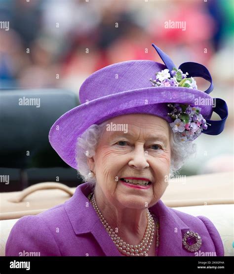 Her majesty the queen purple hi-res stock photography and images - Alamy 